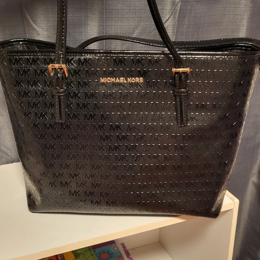A basically brand new authentic MK bag❤️